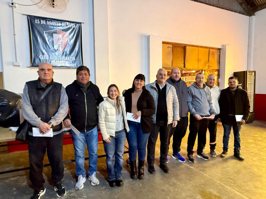 APORTES. Un momento de la entrega.