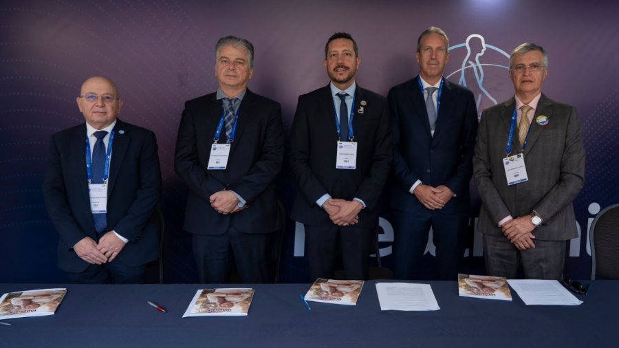 Los profesionales que celebraron el acuerdo.