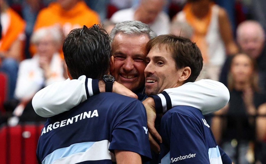 EMOTIVO. El abrazo de Frana con Zeballos y Molteni.