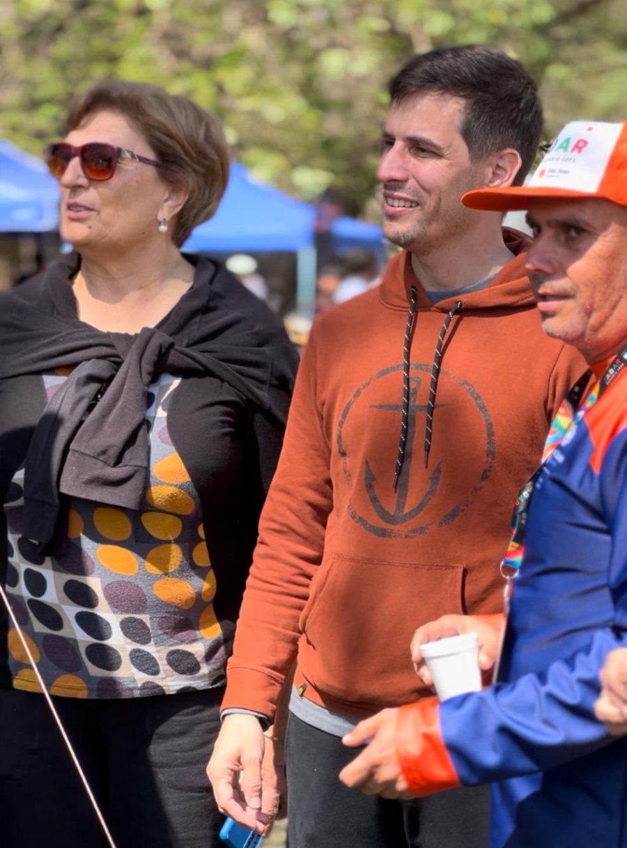 EN EL CLUB CICLISTA. Viotti observando las competencias.