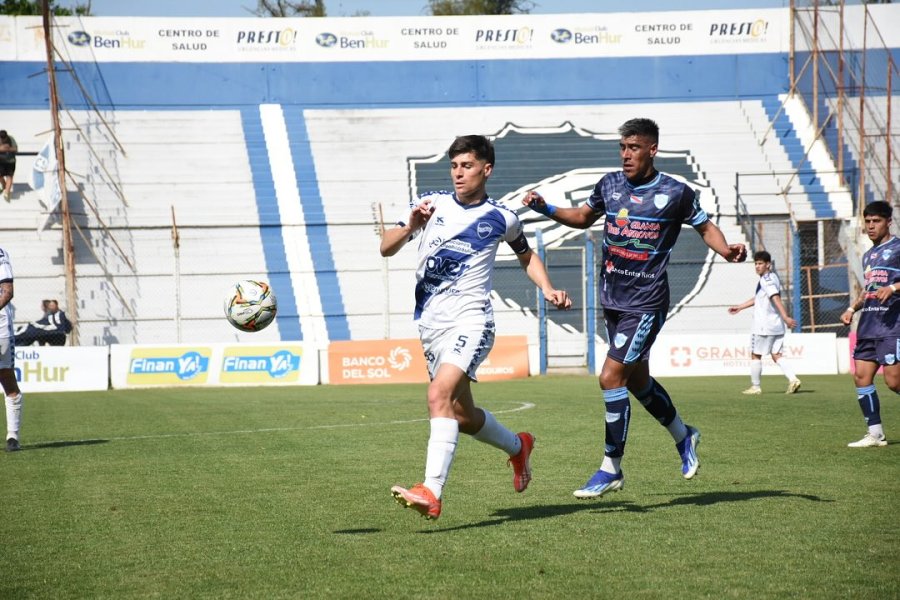 DESPEDIDA. Sola intentando dominar el balón ante un rival.
