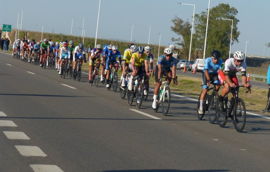 PELOTON. Más de cuarenta corredores fueron parte de la competencia masculina.