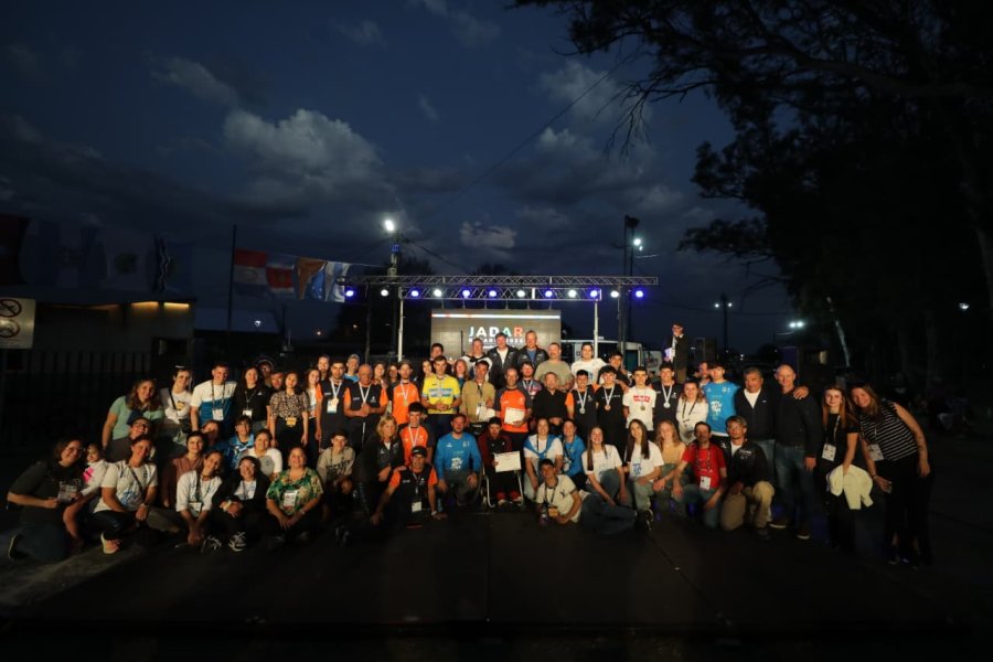 FOTO GRUPAL. Entre deportistas, organizadores y voluntarios.