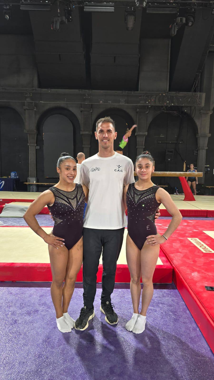 EN EL ALTO NIVEL. Las deportistas junto al entrenador Víctor Ingaramo.