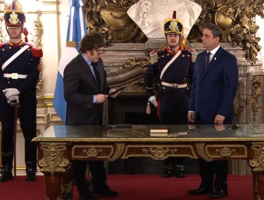 Milei le tomó juramento formalmente al flamante ministro del Interior, Lisandro Catalán.