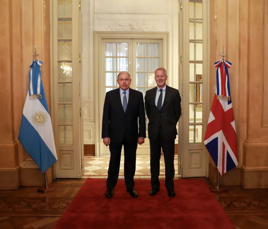 El canciller Gerardo Werthein junto al nuevo embajador británico en la Argentina, David Cairns.