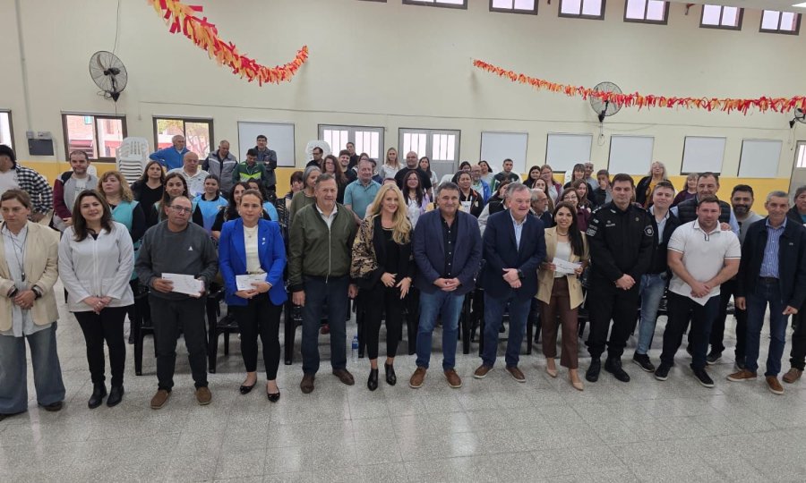 El grupo que participó en el acto realizado hoy.