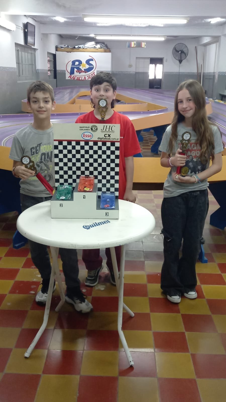 PODIO SPORT JUNIOR. Pedro Schinner (2), Dante Urdiales (1) y Lourdes Ferpozzi (3).