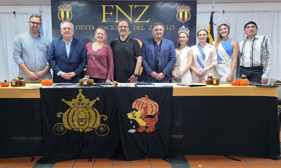 La mesa que presidió el lanzamiento.