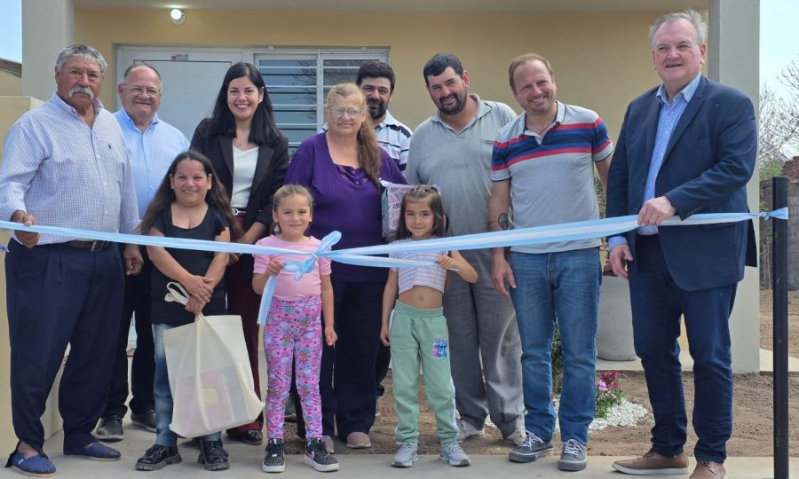 Tradicional corte de cintas para inaugurar la obra.