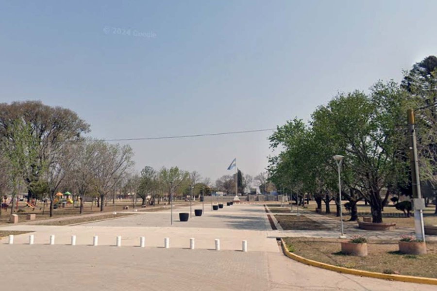 Peatonal entre dos plazas.