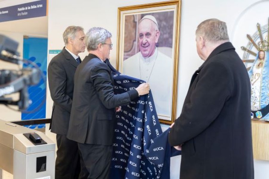 instante en el que se descubre una imagen del Papa Francisco.