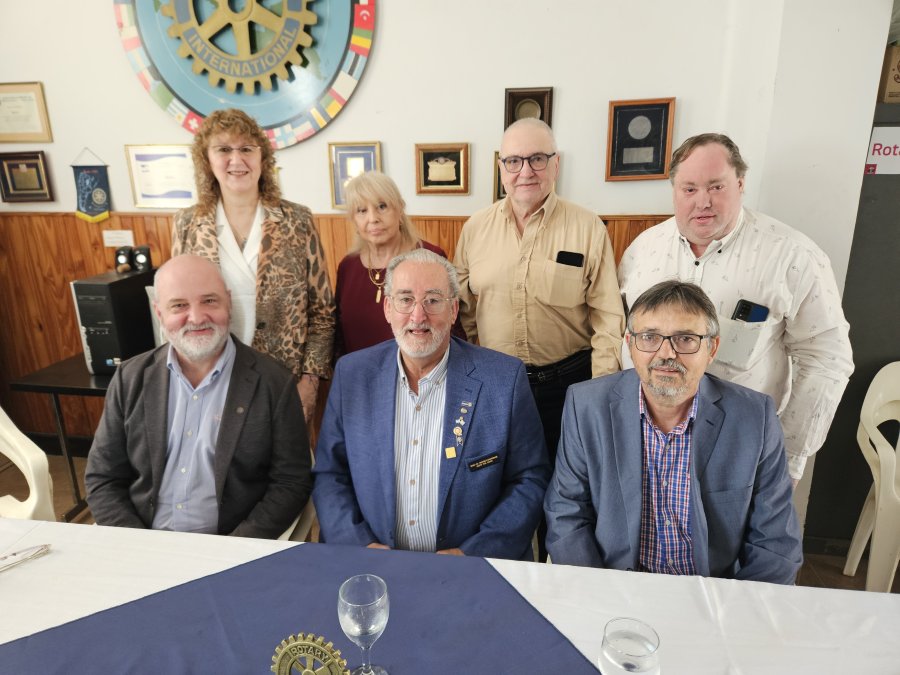 Rotarios rafaelinos rodean al Gobernador del Distrito.