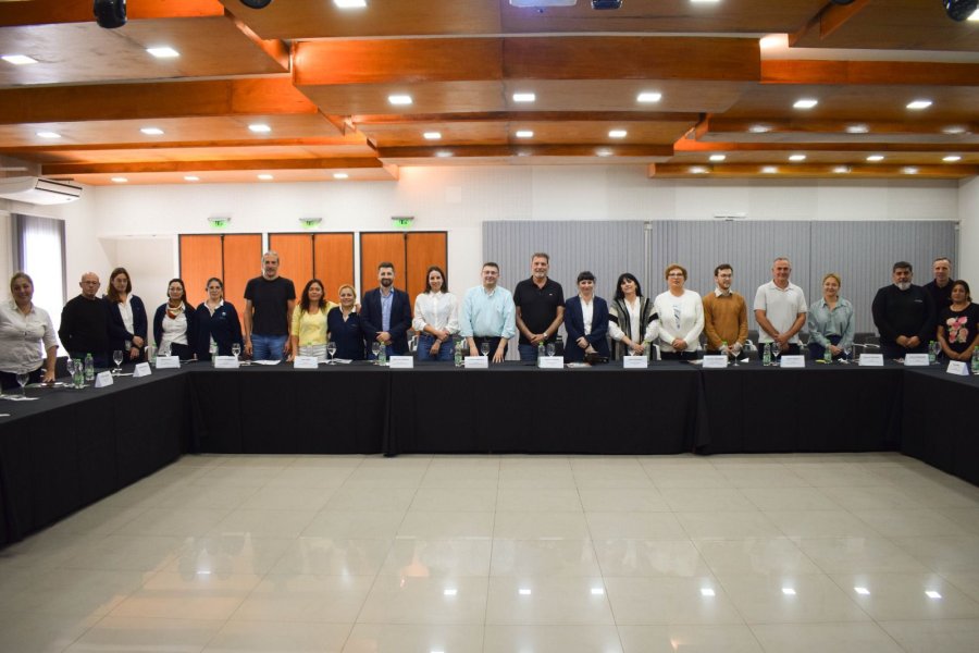 TODOS JUNTOS. Representantes del sindicato de los municipales y concejales locales durante la actividad que se desarrolló hoy en el SUM del SEOM.