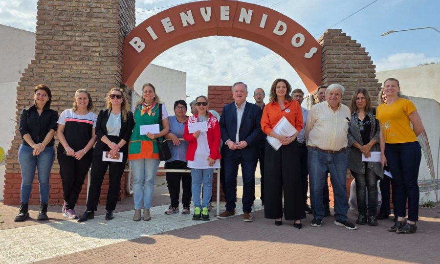 Michlig junto a beneficiarios.