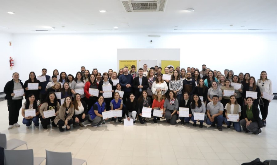 El intendente hizo entrega de certificados a empleados municipales.