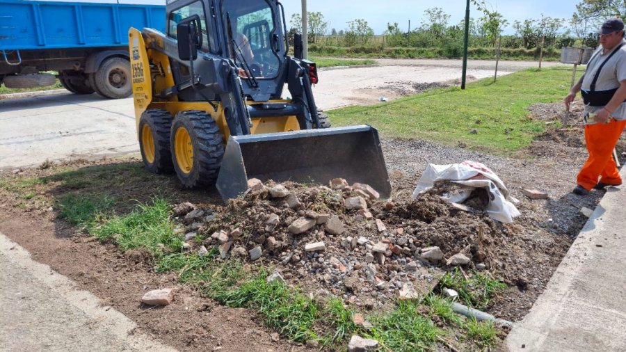 lLa minicargadora Sinomach 255G en acción.