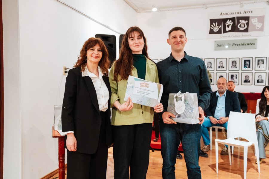 PREMIADA. María Emilia Tosello rodeada por Laura Balduino y Juan Ignacio Astor.