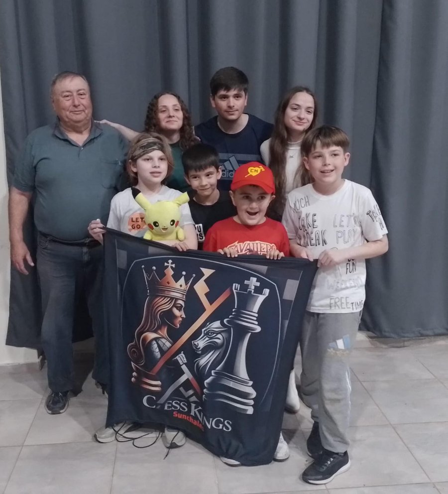 AJEDRECISTAS. Representantes del Club Reyes del Ajedrez.