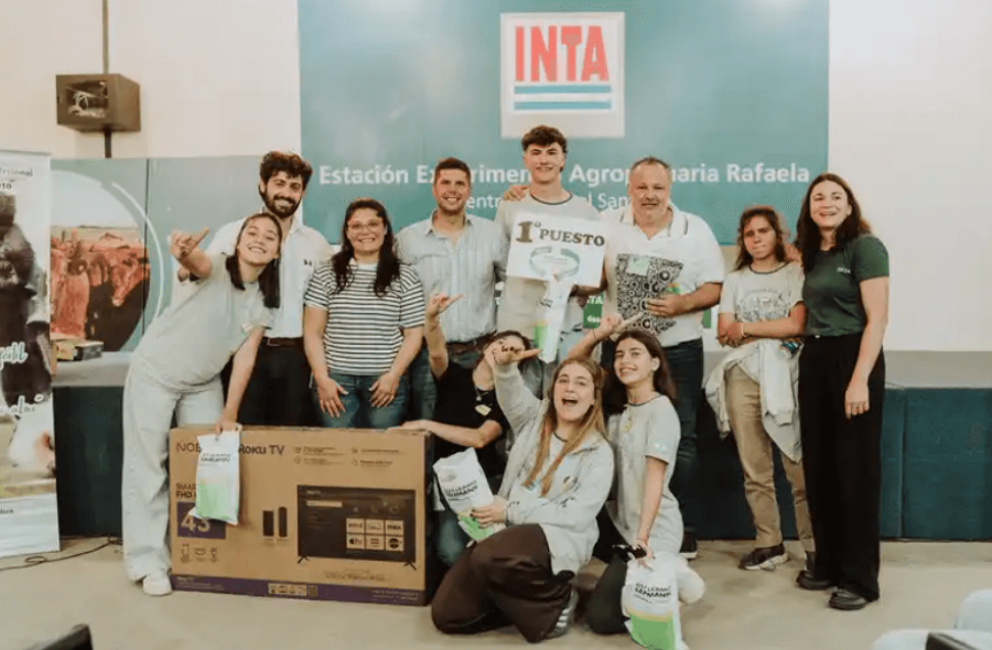 GANADORES: Los alumnos de la escuela esperancina posan con autoridades. La competencia volvió a mostrar el talento de la zona.