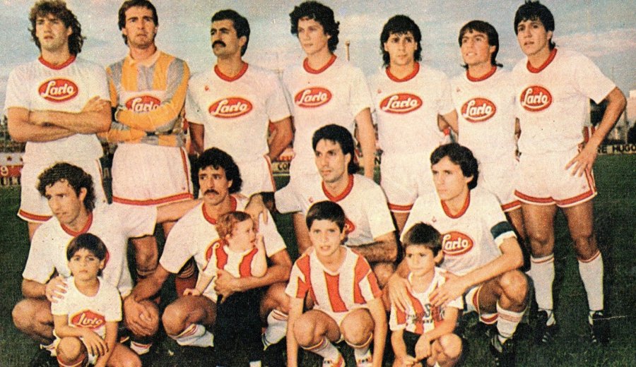 GRAN EQUIPO. 9 de Julio 1989/90, parados Restelli, Gerold, Varaldo, Caballero, Valdovinos, G. Veronesse y Mambrín. Agachados: Altamirano, Fernández, Córdoba y Soltermam.