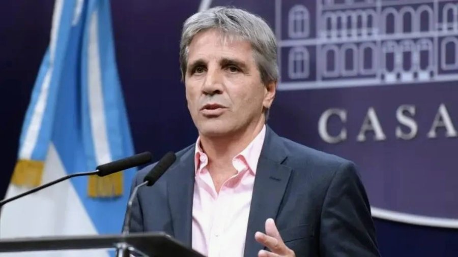 LUIS CAPUTO. Anunció que el gobierno intervendrá hasta el límite de la banda establecida.