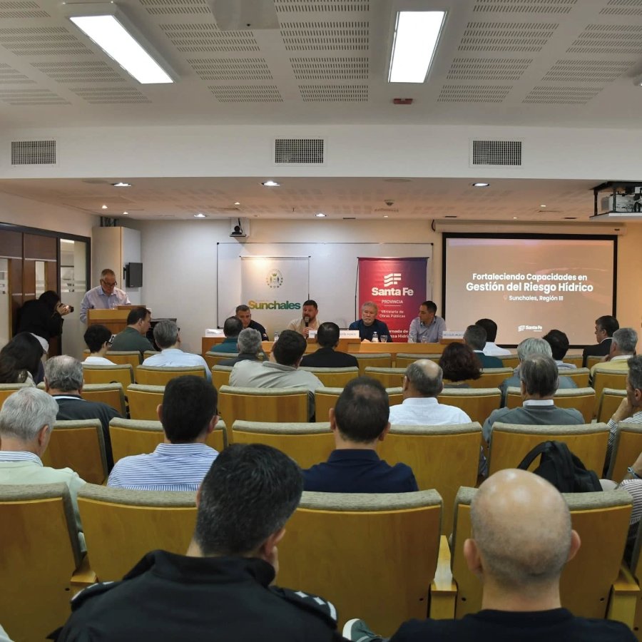 panelistas y asistentes en el reciente encuentro.