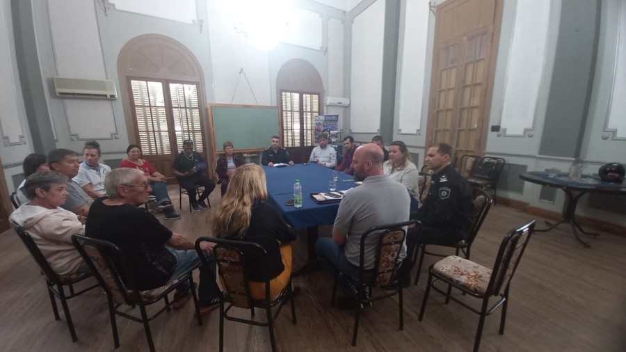 Autoridades municipales y provinciales se reunieron con vecinos de distintos sectores de la ciudad para escucharlos y abordar diferentes temas.