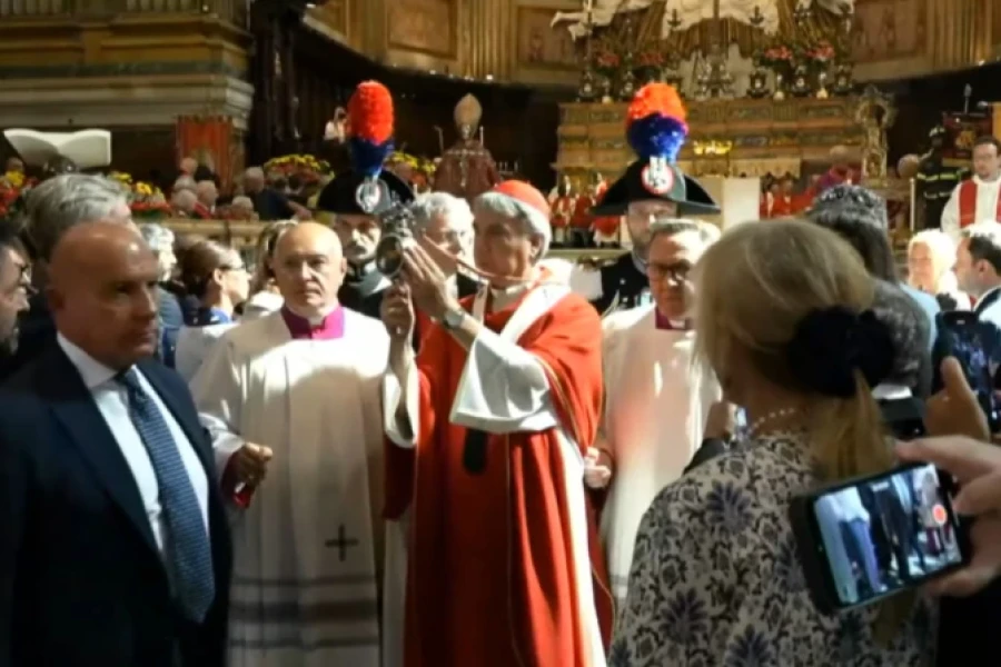 El Arzobispo de Nápoles, Cardenal Domenico Battaglia, mostró a los fieles la ampolla con la sangre ya licuada.