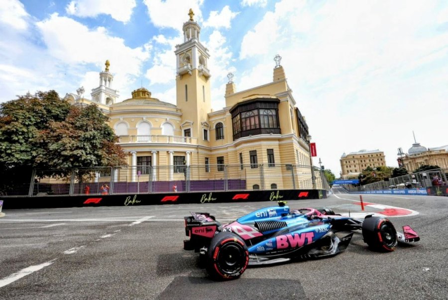 Franco Colapinto girando en el trazado callejero de Bakú.