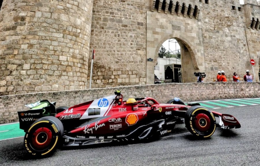 Lewis Hamilton fue el mejor del viernes en el callejero de Bakú.