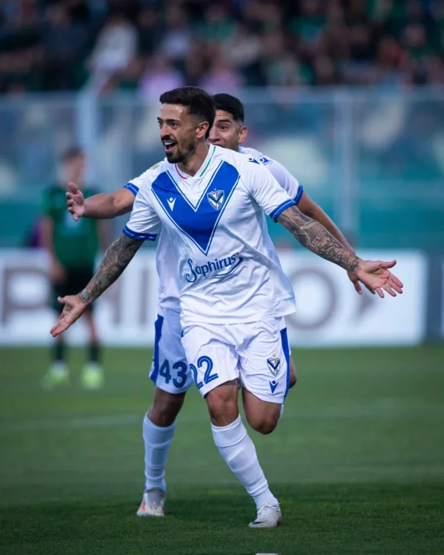 Manuel Lanzini festeja su gol, el primero del partido.