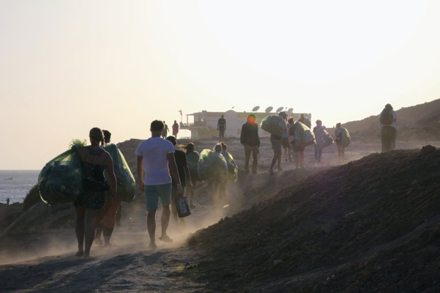 Equipo trabajando en la limpieza de una playa.