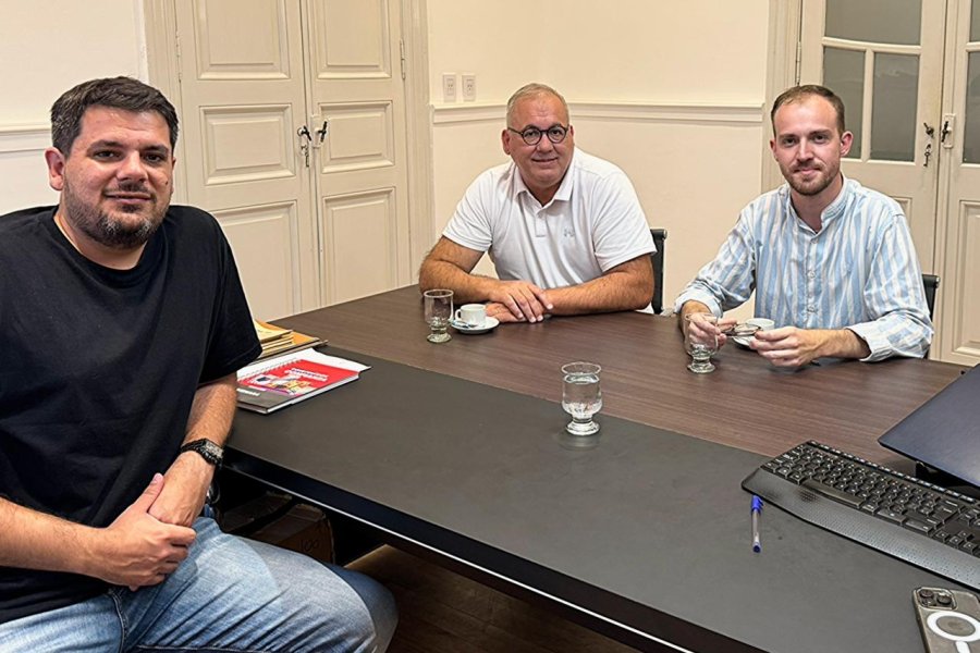 EN EL CENTRO COMERCIAL. Bryan Myer junto a Gabriel Corrado e Iván Acosta.