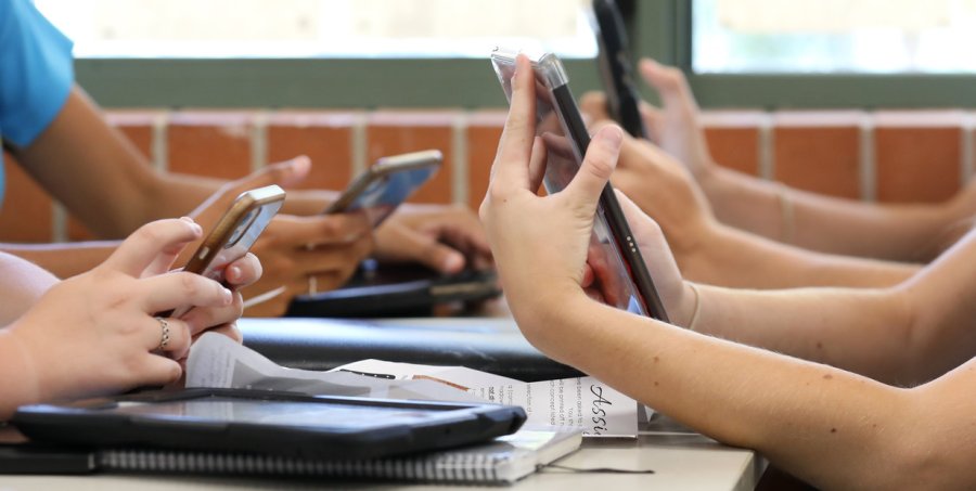 INFORME. Una secundaria santafesina mejoró la conducta escolar tras controlar el uso de celulares.