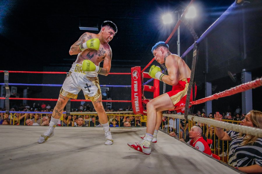 EN LA DEFINICION. Díaz conectó varios golpes que terminaron con Chamorro sin resistencia.