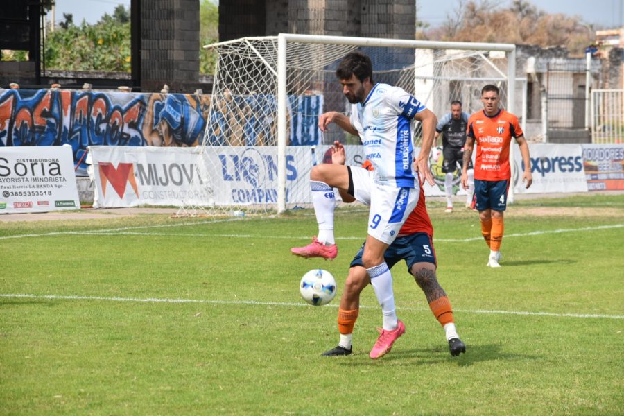 GOLEADOR. Lucas Albertengo tratará de aportar su jerarquía y experiencia en el inicio de los play offs.