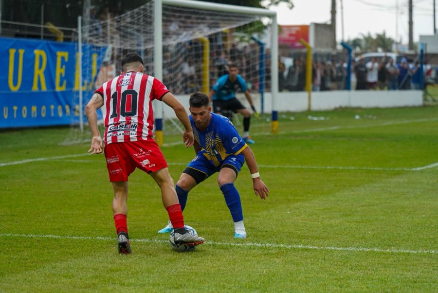 FACUNDO GARCIA. Tuvo la 10, intentando superar a un rival.