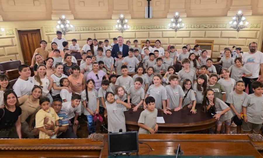 El contingente junto al Senador en la Legislatura.
