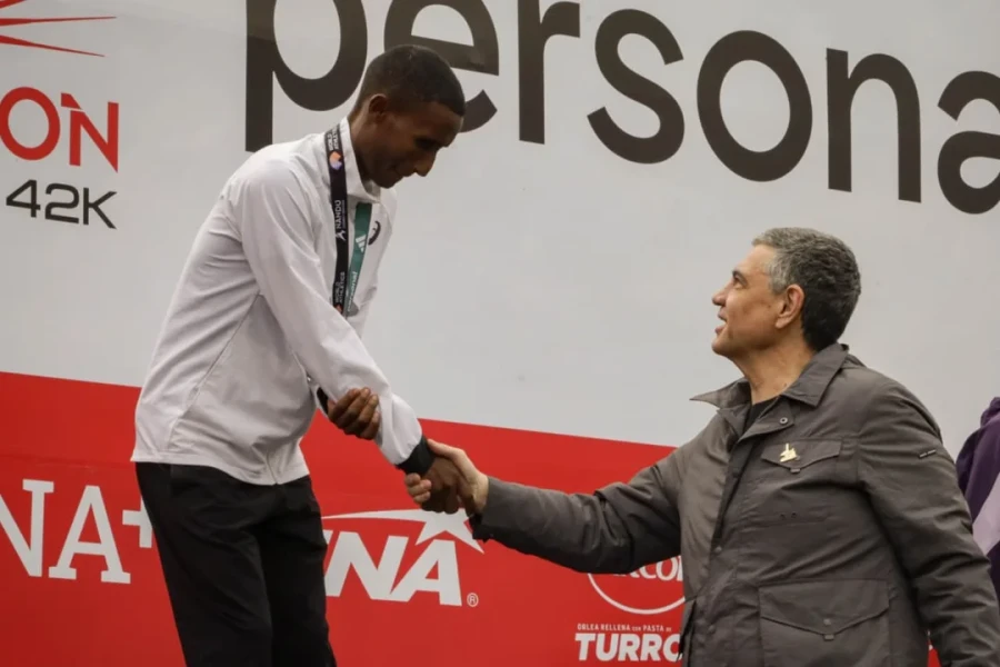 PREMIACION. Habtamu Birlew Denekew recibe el saludo de Jorge Macri, Jefe de Gobierno de CABA.