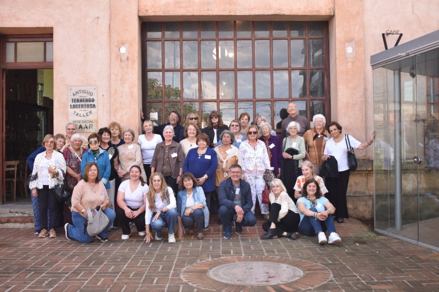 El contingente frente a la sede del club.