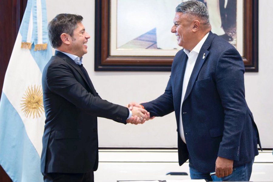 Kicillof selló el acuerdo con el presidente de la AFA, Claudio Tapia.