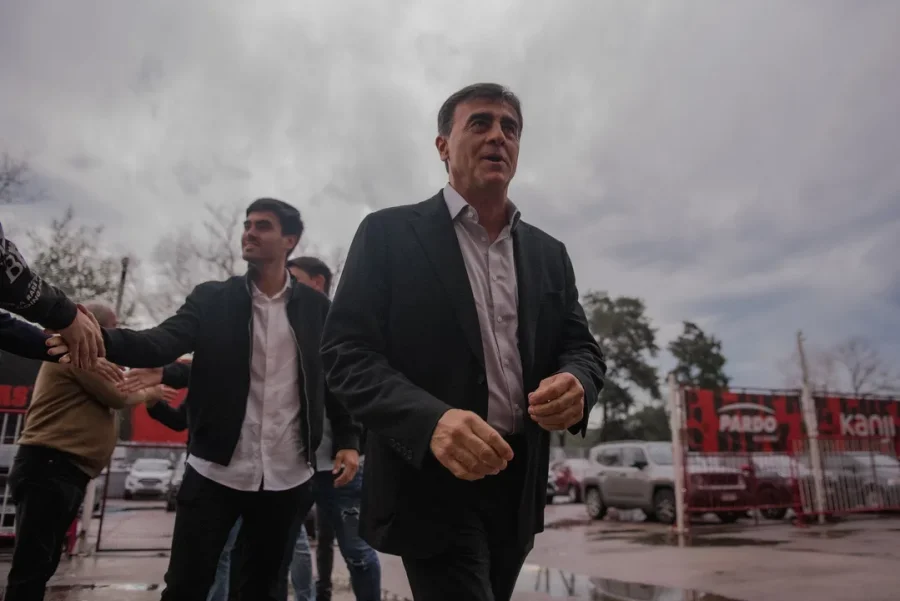 Gustavo Quinteros firmó contrato hasta diciembre de 2026.