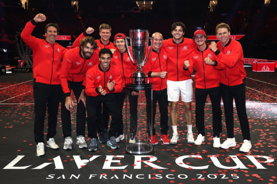 Cerúndolo aplaude junto al barbudo Opelka en la foto de los campeones.