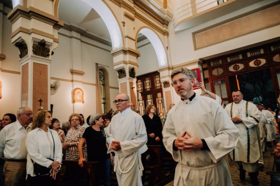 el inicio del servicio religioso.