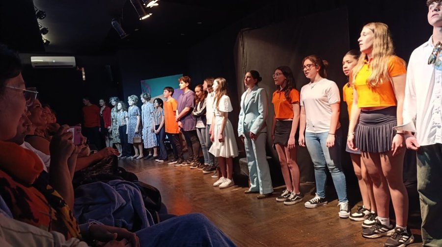 El grupo que ofreció la representación teatral.