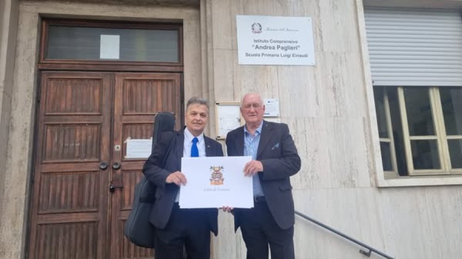 Sergio Grazioli y Julián Ratti frente al Instituto Andrea Paglieri.