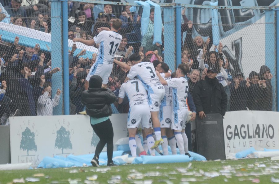 SIN COLORIDO. Frente a Olimpo, no están autorizadas banderas ni bombos.