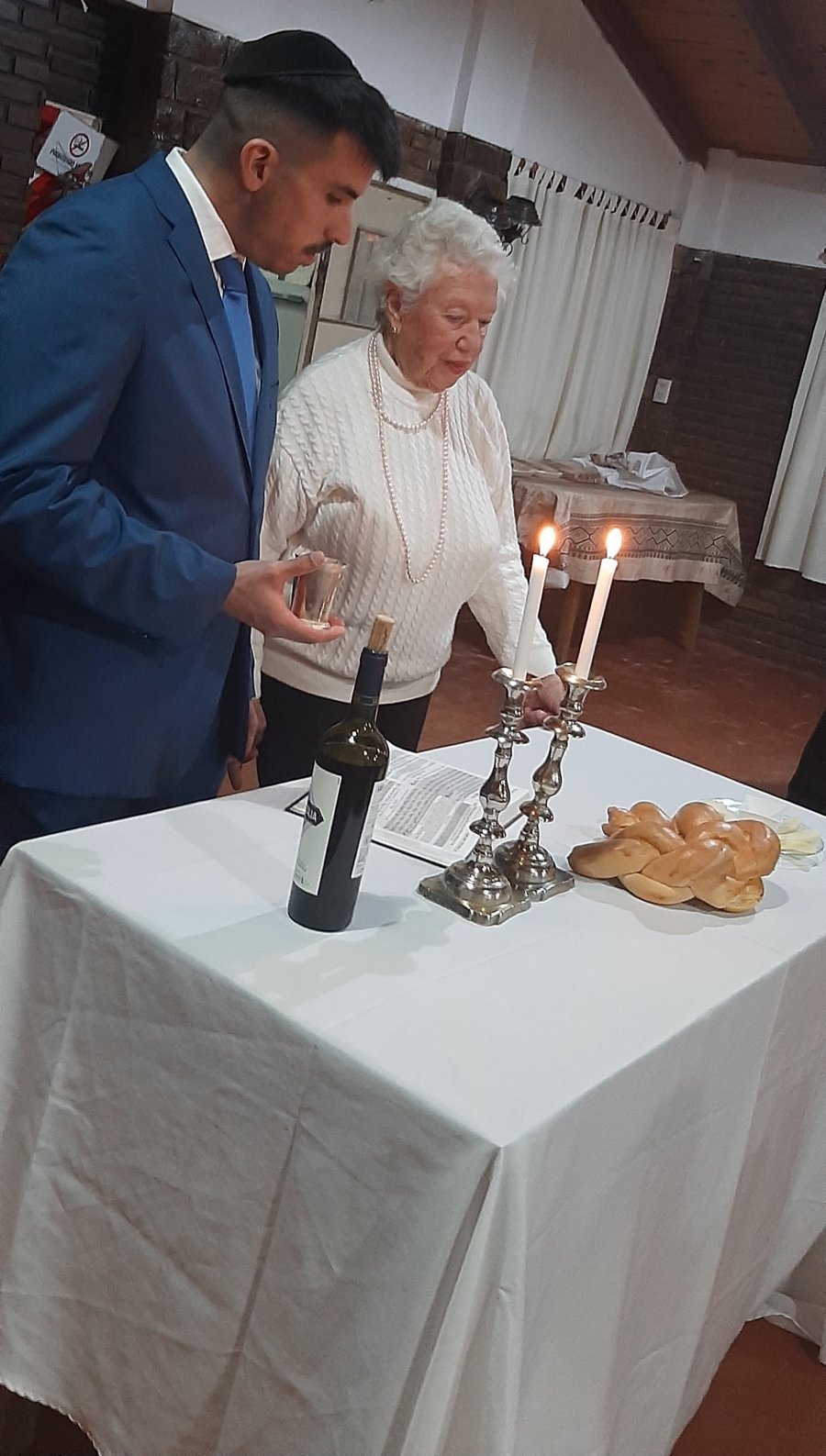 Encendido de velas, plegarias y bendiciones.