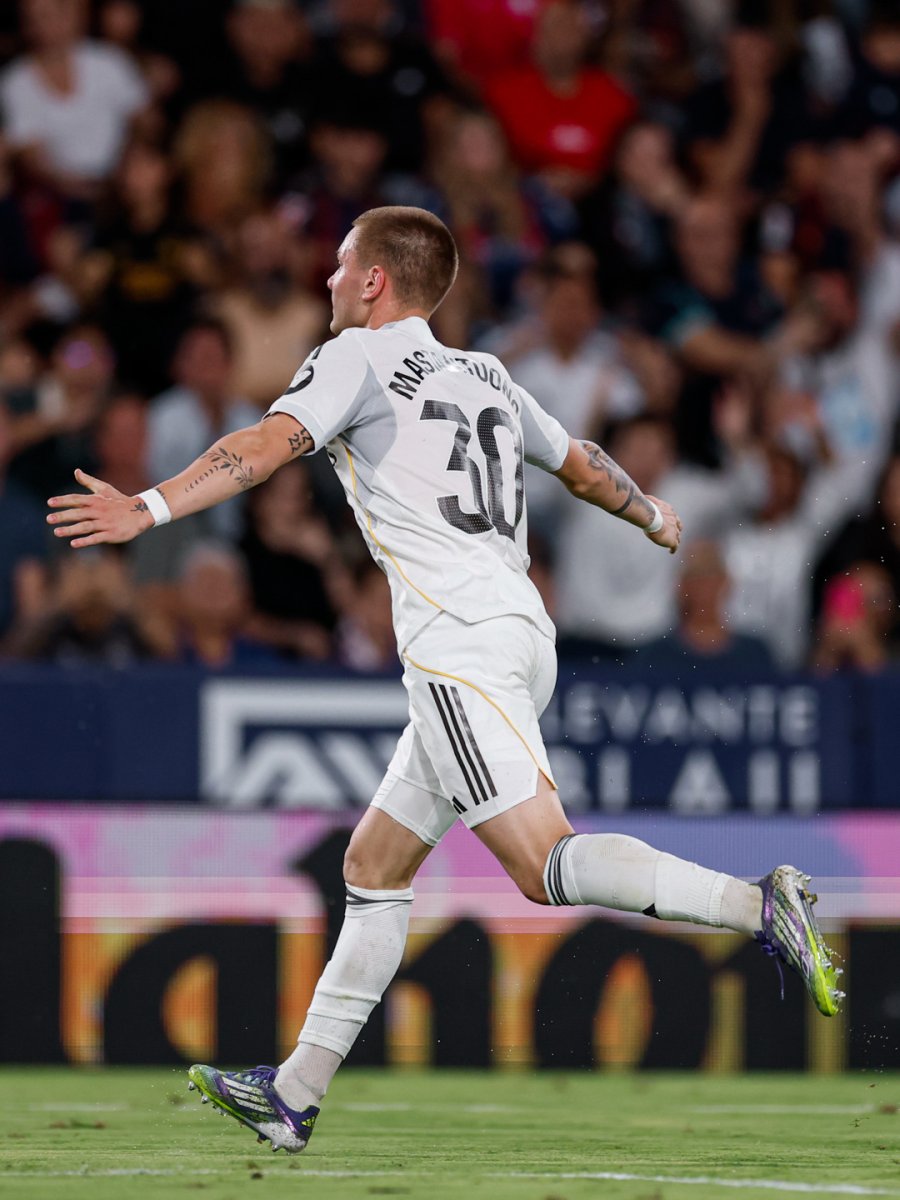 FESTEJO. El juvenil argentino la clavó en el ángulo.